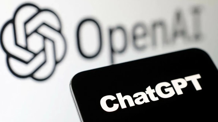 ChatGPTのロゴが表示されたスマートフォンと、背景にぼかされたOpenAIのロゴ。AIツールとしてのChatGPTを象徴する構成。