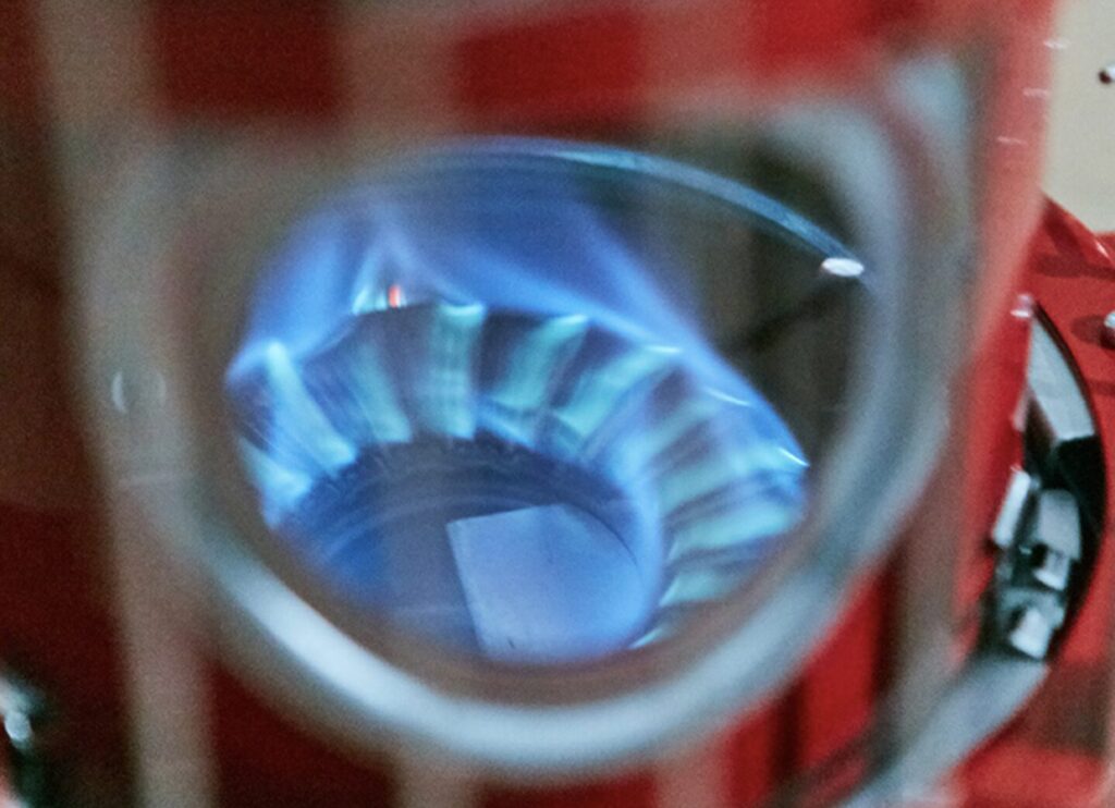 ポータブルストーブ内部の燃焼部をアップで写した写真。青い炎が安定して燃えており、燃焼状態の様子がわかる。