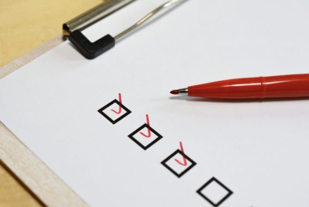 やらないことリストをマークしたチェックリスト