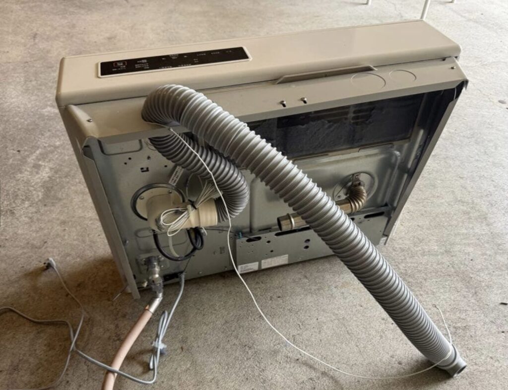 ガスストーブの裏面。外された状態。