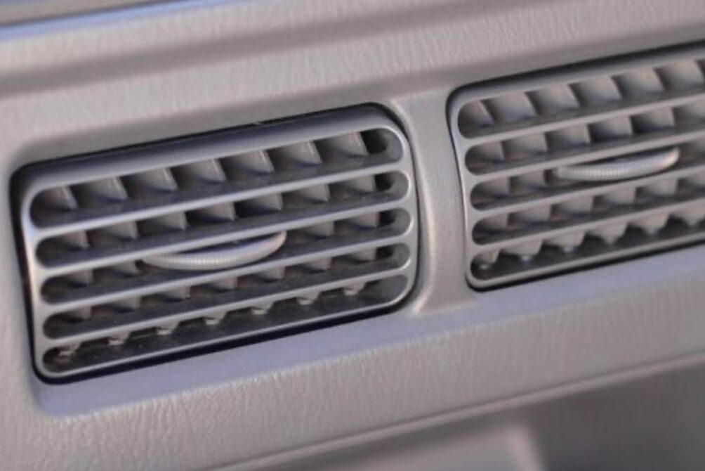 車内のエアコン吹き出し口をアップで写した写真で、グリル形状の通風口が横並びになっている様子がわかる構図
