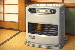畳敷きの和室に設置された据え置き型の石油ファンヒーターを、やわらかいタッチで描いたイラスト。木枠の障子と畳の質感が伝わる室内で、操作パネルと前面ルーバーが見える構図。