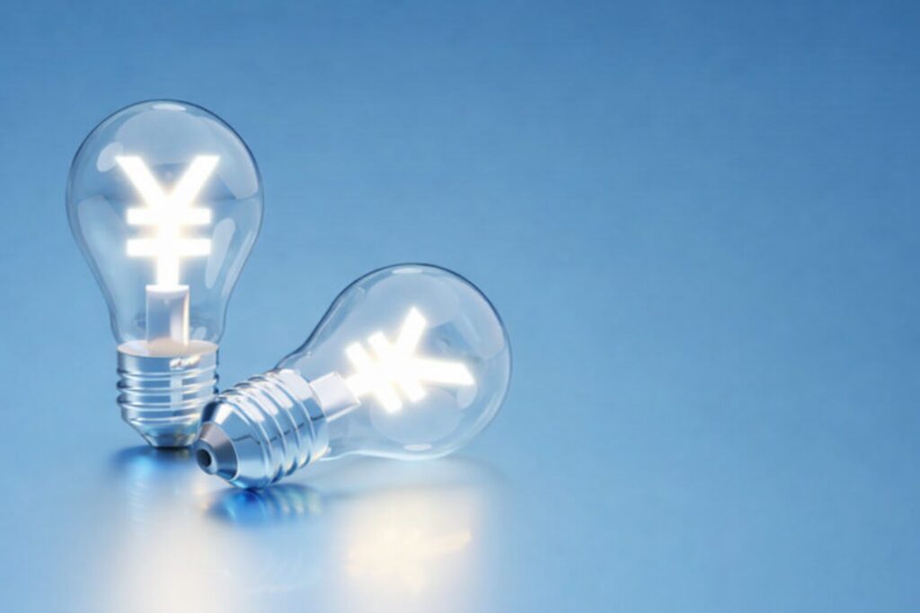 電球のフィラメント部分が「¥(円マーク)」の形に光っている2つの電球が、青い背景の上に横向き構図で配置されている様子