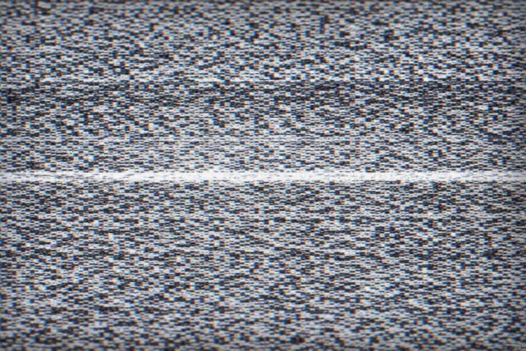 テレビ画面全体に白・黒・グレーの細かなノイズが広がり、中央付近に横方向の明るい帯状ノイズが走っている、映像信号が受信できていない状態を示す画面の様子
