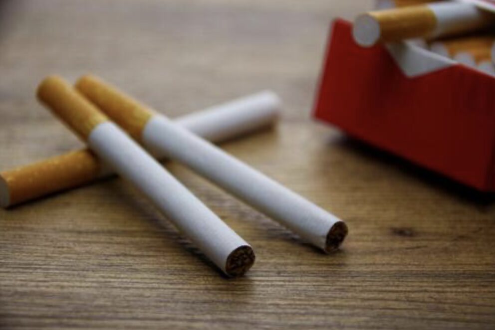 机の上に新品のタバコが置いてある様子