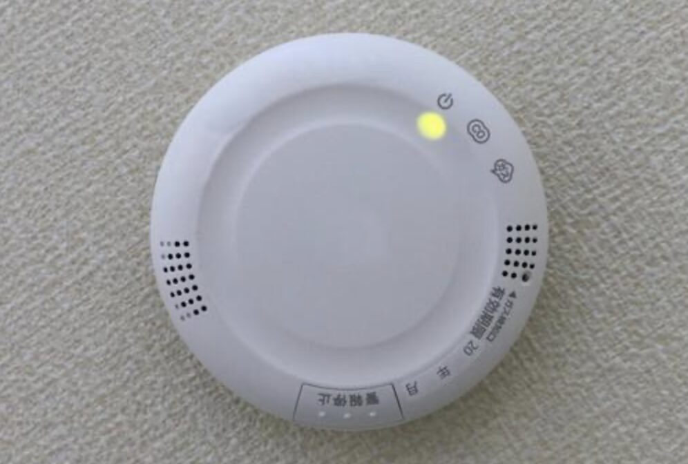 都市ガス用警報器。天井に設置されている様子。