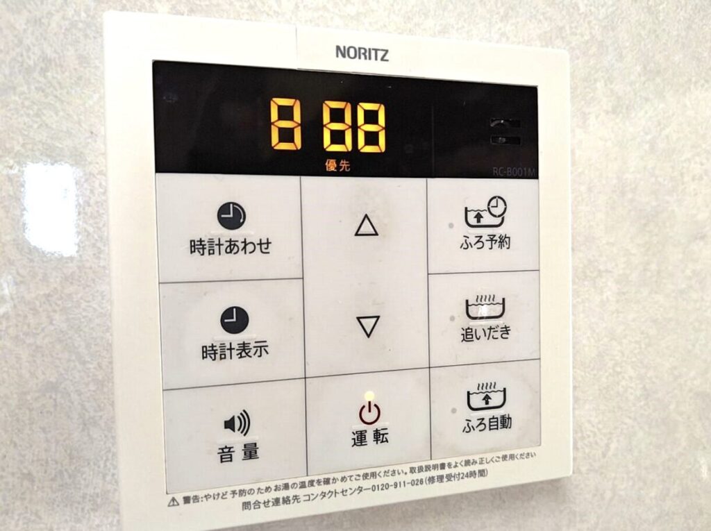 ノーリツ製給湯リモコンに８８８エラーが表示されている画像