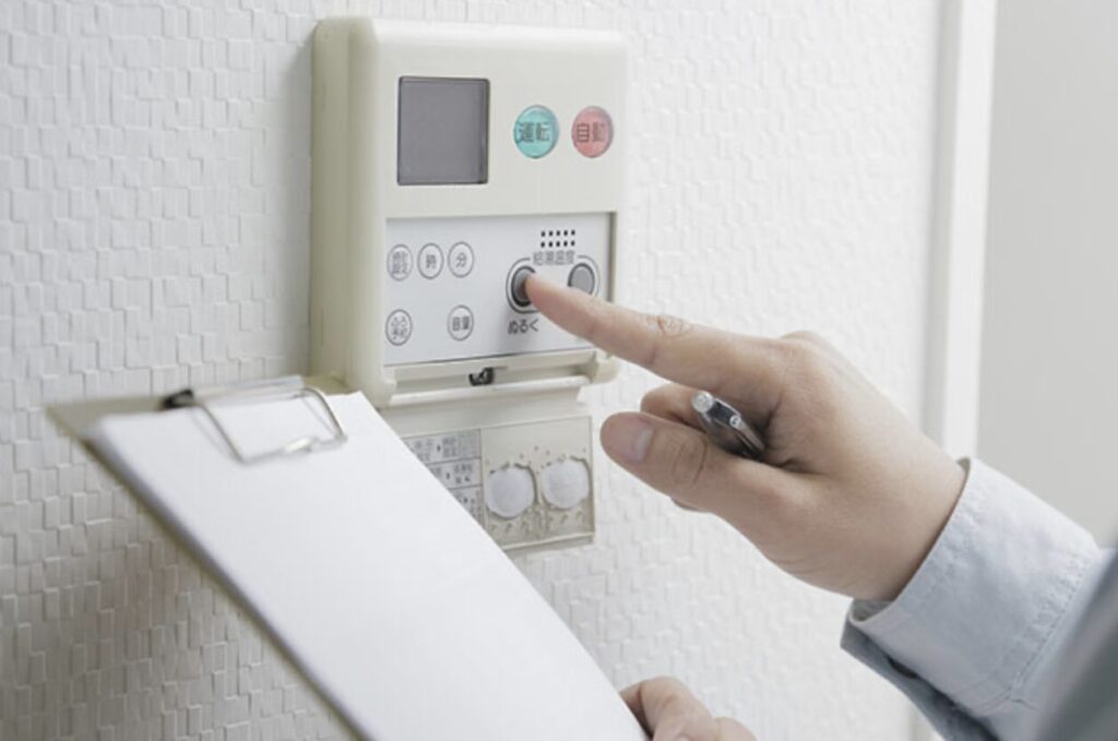 給湯器のリモコンを点検している様子