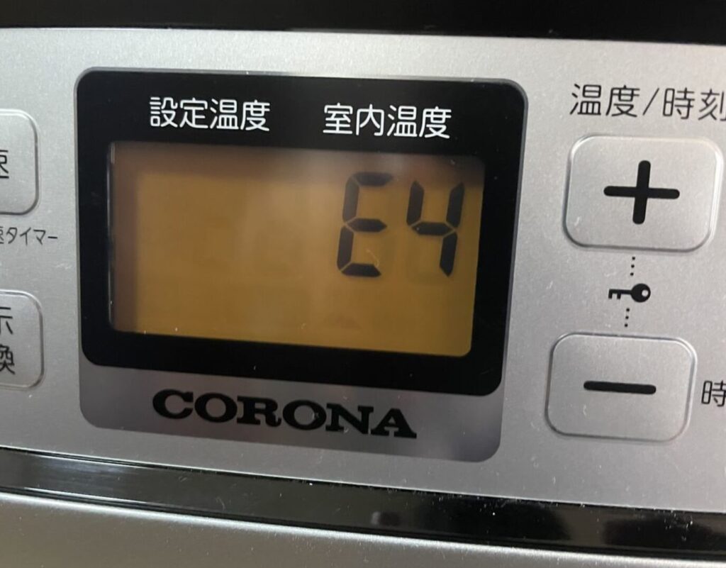 コロナ製のファンヒーターの液晶画面にE4とエラーが表示されている