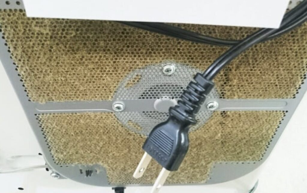 ファンヒーターのフィルターに埃がびっしりとついている。E4の原因