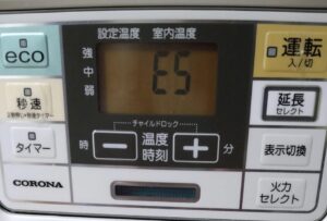 コロナ製ファンヒーターの液晶画面にE5の表示が出ており使用できない様子