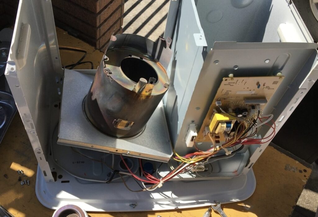 コロナ製ファンヒーターを修理しようとして分解した様子