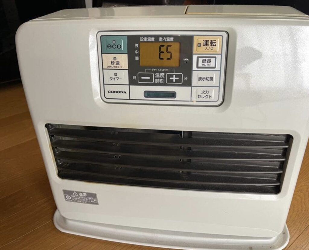 コロナ製ファンヒーターの液晶画面にE5の表示が出ており使用できない様子。修理が必要。