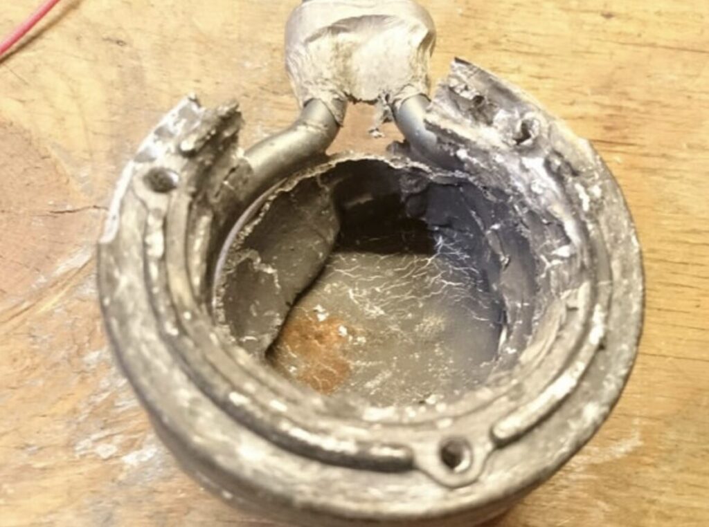 コロナ製ファンヒーター用の気化筒。大きく劣化している状況