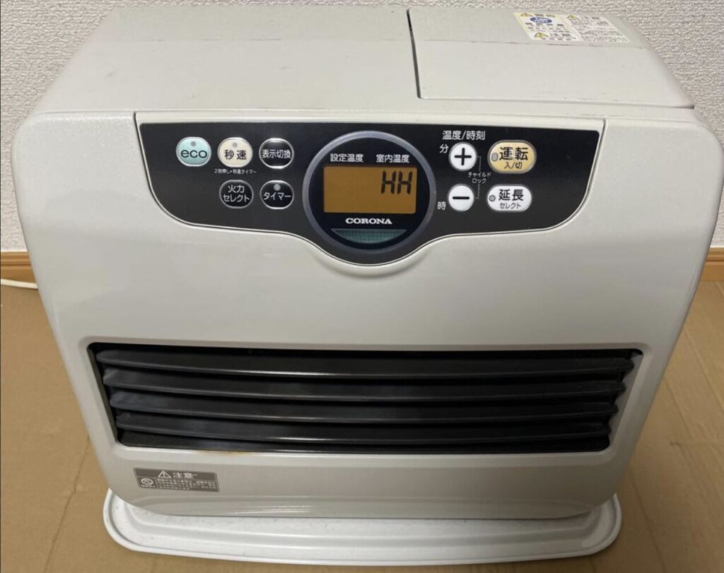コロナ製ファンヒーター。液晶パネル部にHHと表示がされている。ロックされており使えていない状況。