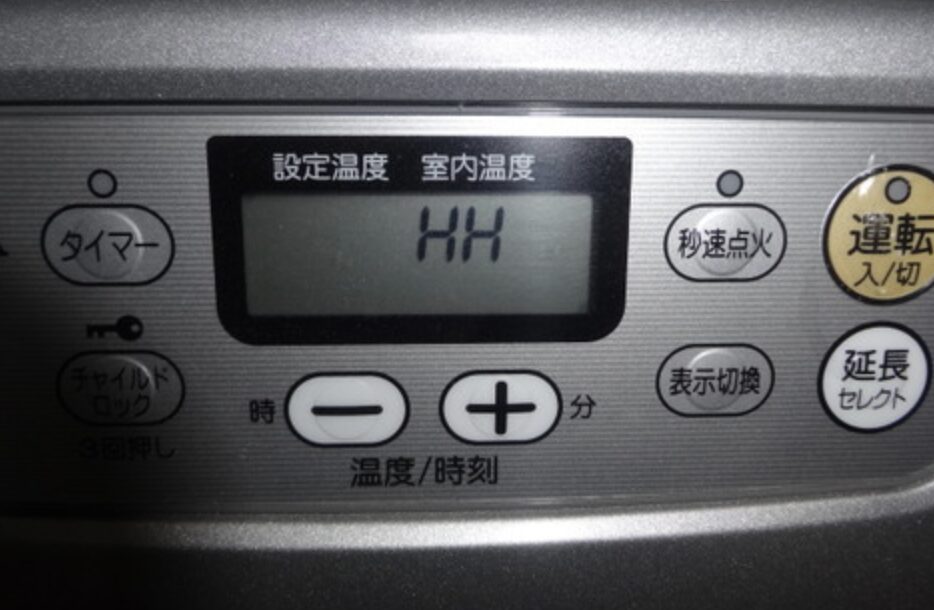 コロナ製ファンヒーターの液晶パネル。HHと表示がされている。