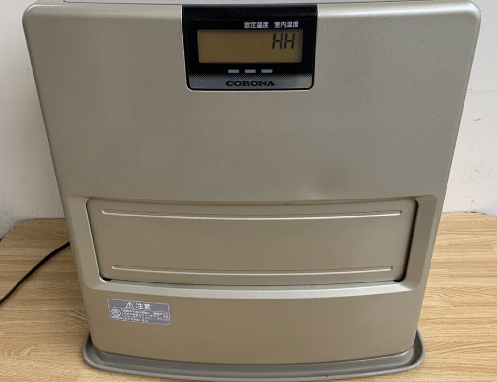 コロナ製ファンヒーター。液晶パネル部にHHと表示がされている。