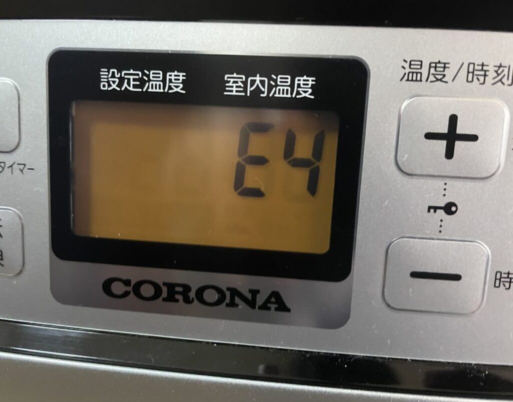 コロナ製ファンヒーターの液晶パネル部にH4と表示がされている。