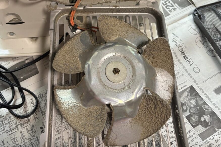コロナ製ファンヒーターの対流ファン。埃が付着しておりエラーの原因となっている。