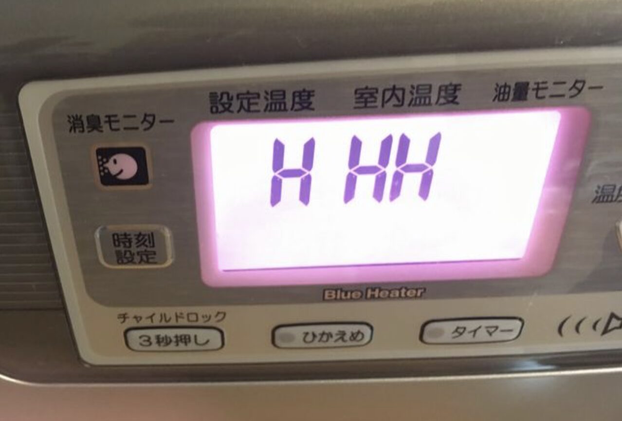 ダイニチのファンヒーターの液晶画面。HHHエラーと表示されている。