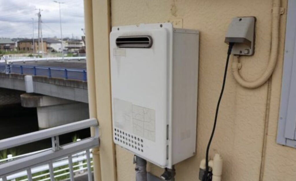 屋外に設置されている古くなってきたガス給湯器