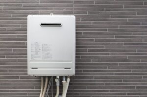 屋外に設置されているガス給湯器の様子