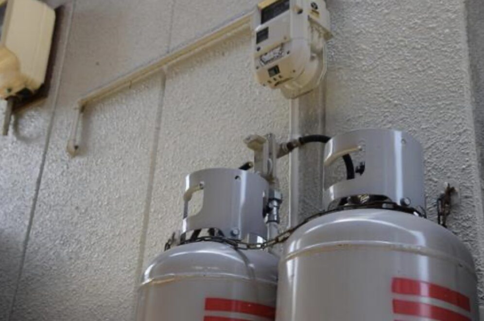 プロパンガスのガスボンベとガスメーターを表した画像