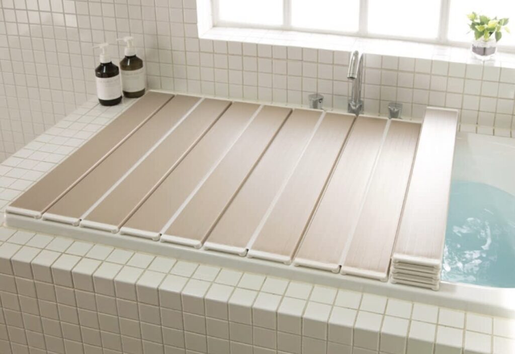 浴室に蓋をして熱を逃さないようにしている様子