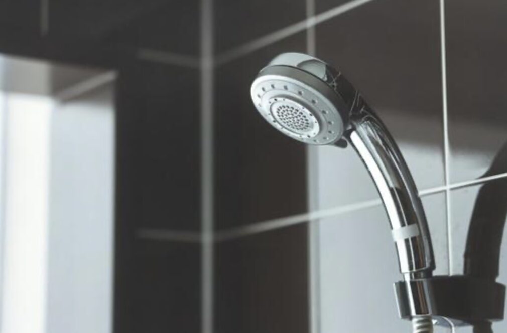 浴室に置いてあるシャワーヘッド