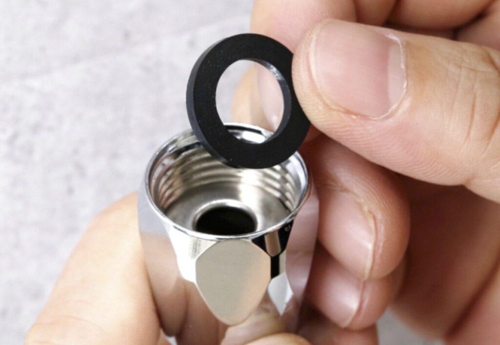 シャワーヘッドのパッキンを交換している様子