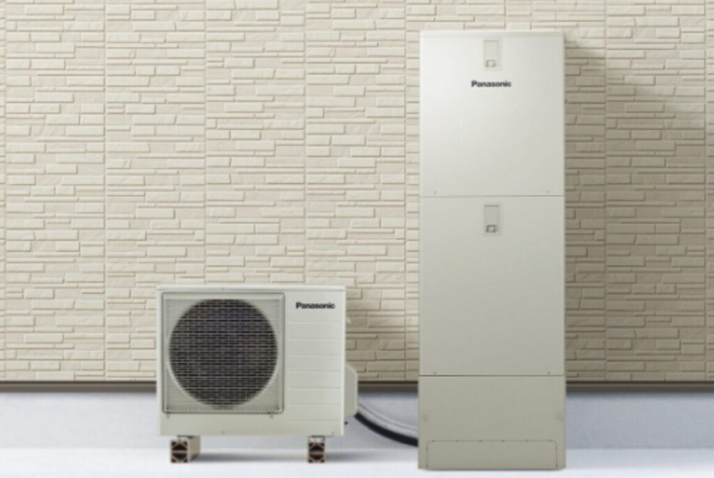 パナソニック製のエコキュート。外壁が綺麗でエコキュートもピカピカである