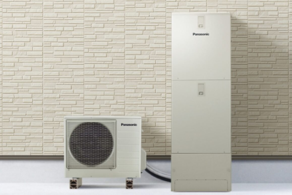 パナソニック製のエコキュート。外壁が綺麗でエコキュートもピカピカである