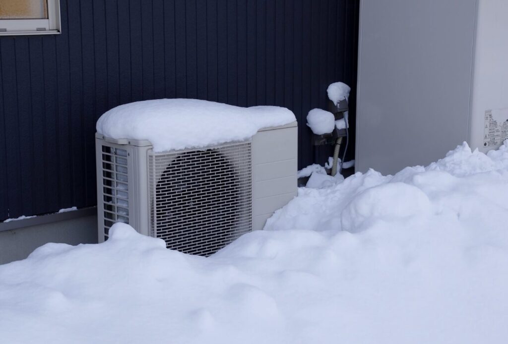 エコキュートのヒートポンプユニットのまわりに積雪がある様子