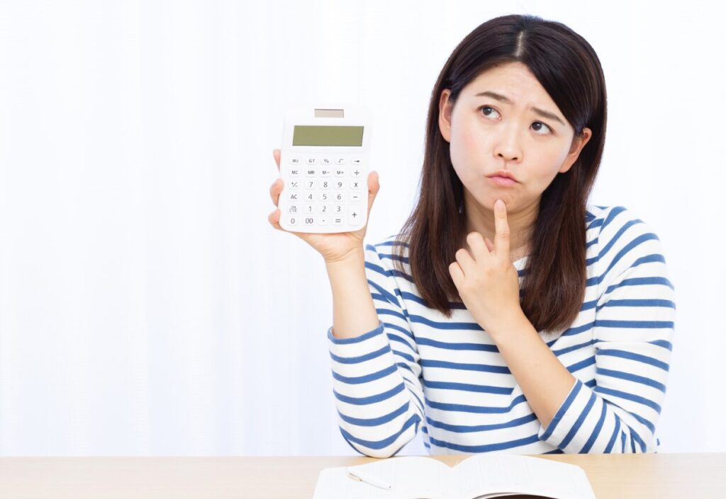 電卓を見せて金額を計算して悩んでいる様子