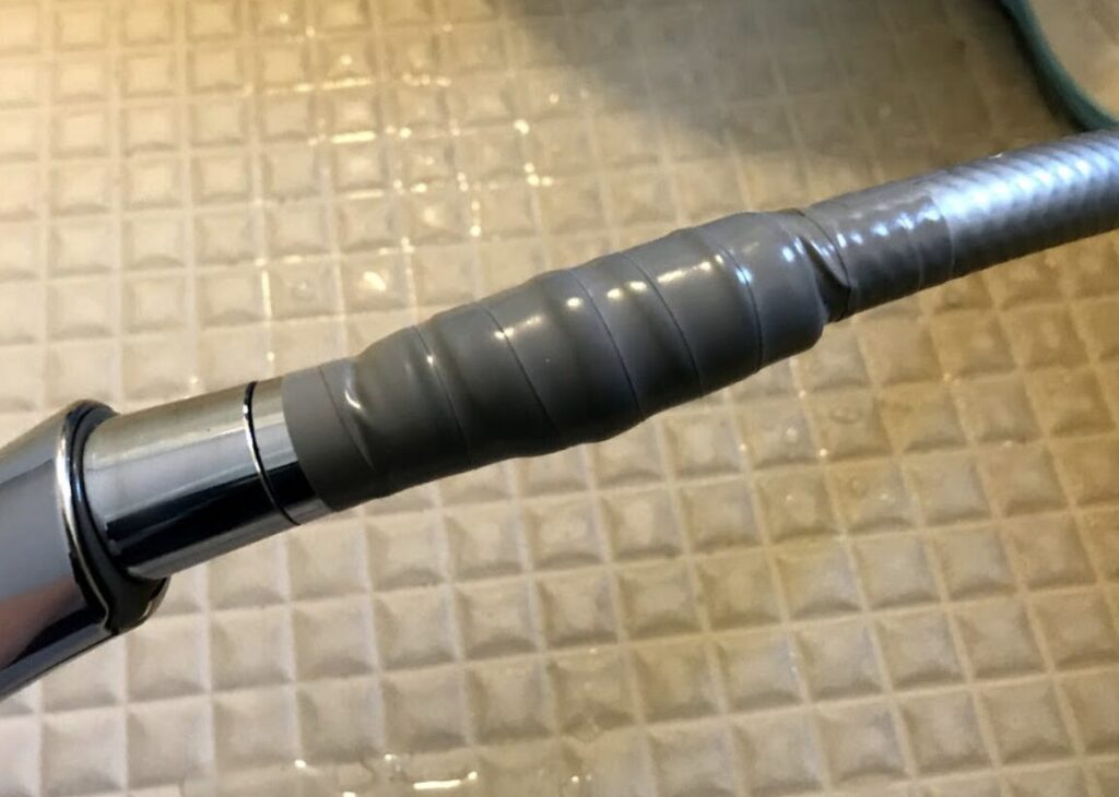 シャワーホース本体より水漏れして修繕した様子