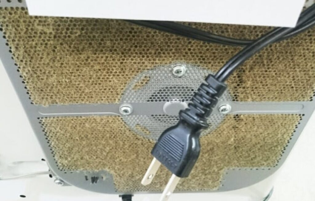 ファンヒーターのファンに埃がびっしりと付着している様子