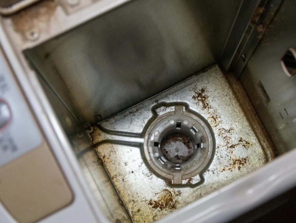 ファンヒーターの内部が汚れている状況