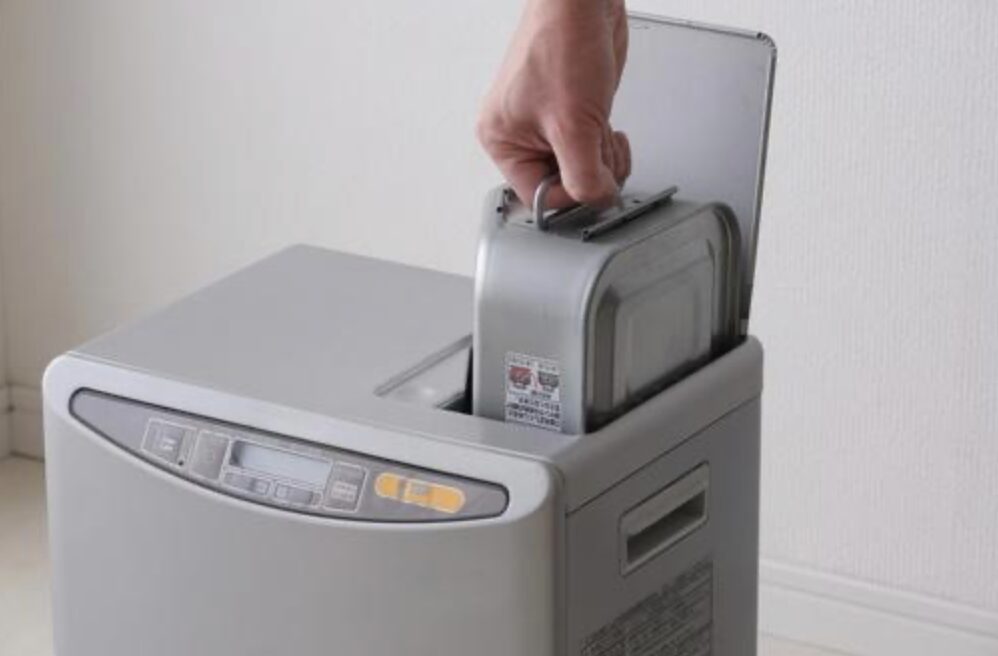 石油ファンヒーターに内蔵されているカートリッジを抜いている様子