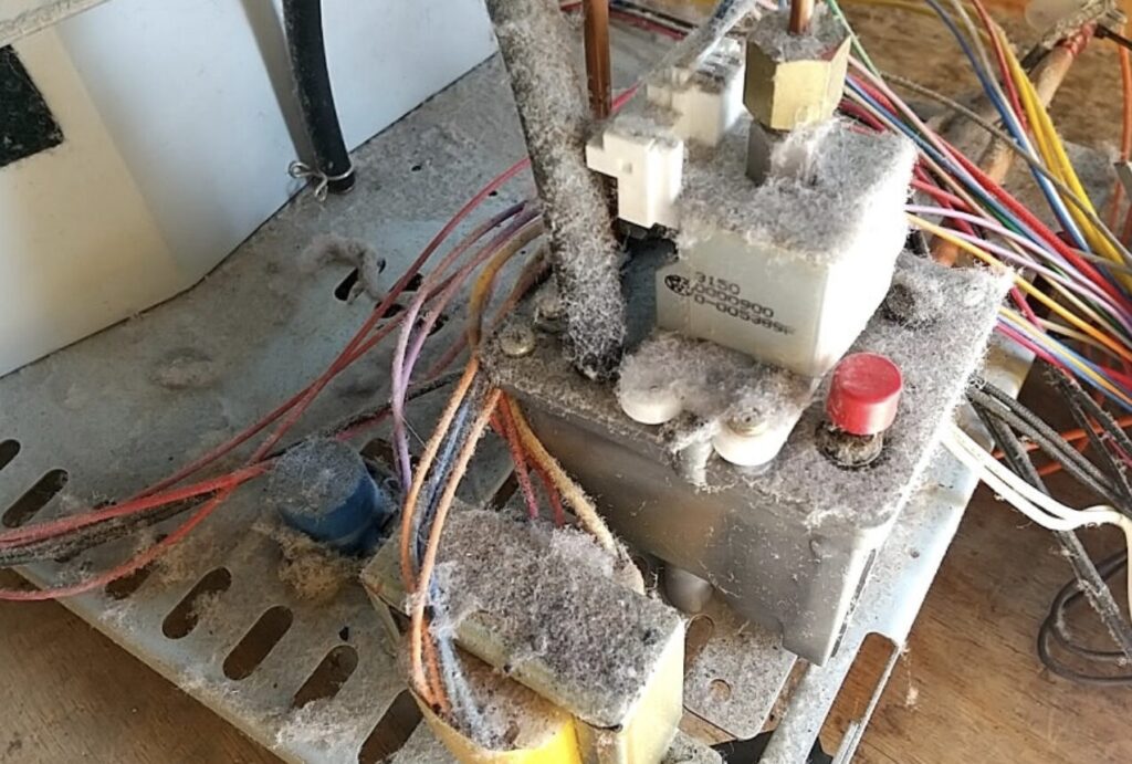 ストーブ内部に大量に埃が溜まっている様子