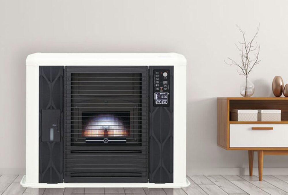 サンポット製のストーブ。落ち着いた雰囲気の室内で静かに燃焼している様子