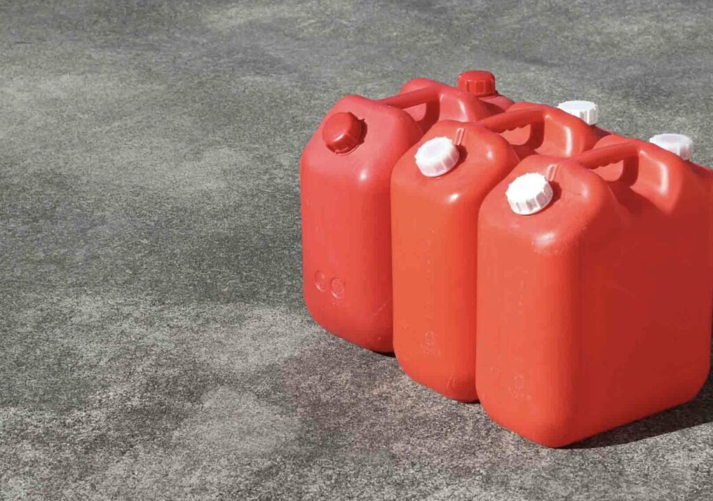 赤いポリタンクが綺麗に３つ並んでいる様子。