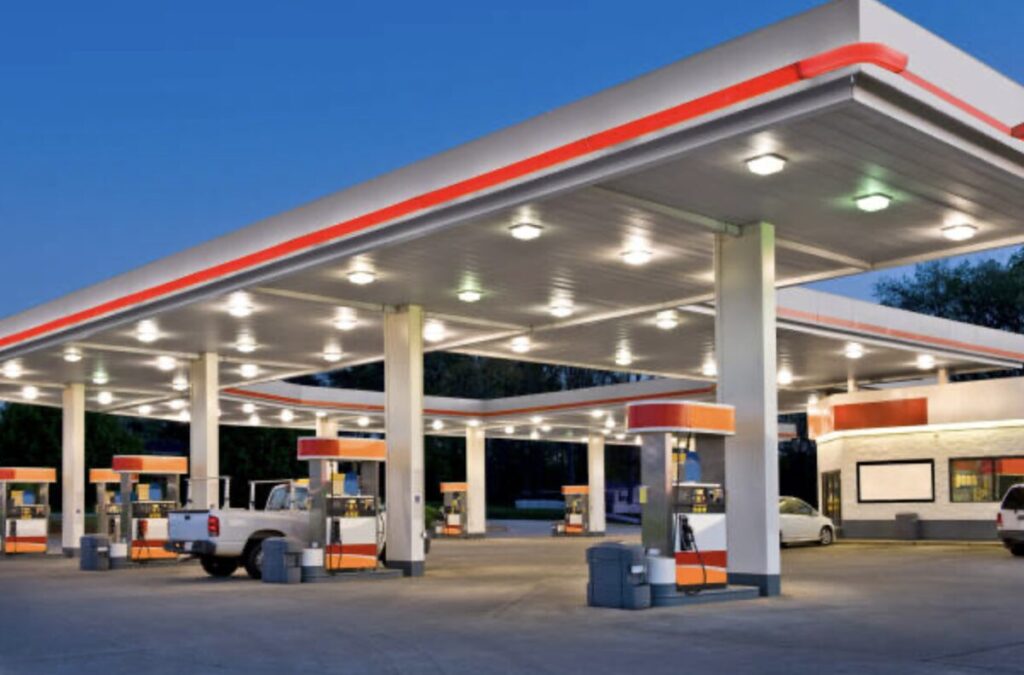 夜のガソリンスタンドの様子。