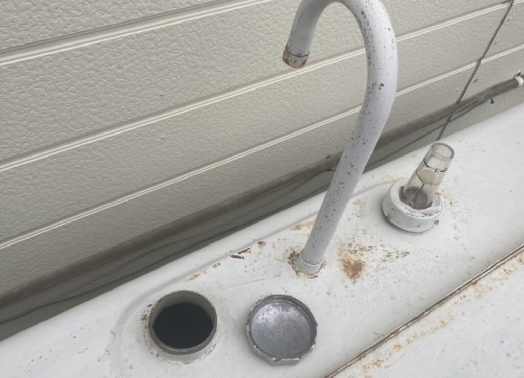 灯油タンクの上部。錆が発生しており年数が経過している様子。