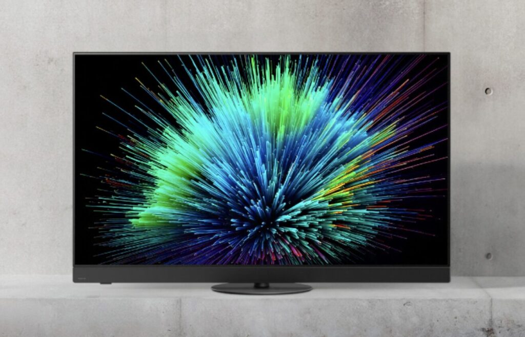 有機ELテレビが鮮やかなコントラストを映し出している様子