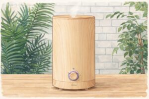 木目調デザインの円筒型加湿器を、室内のテーブル上に設置した様子をイラスト風で表現したイメージ。背後には観葉植物と白いレンガ調の壁があり、ナチュラルで落ち着いた生活空間の中で使用されている雰囲気が伝わる構図。