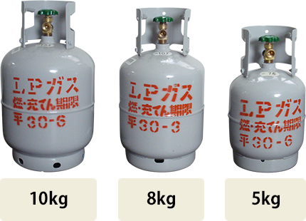 5kg・8kg・10kgの容量別に並べられたLPガスボンベ。サイズと高さの違いが分かる比較画像。