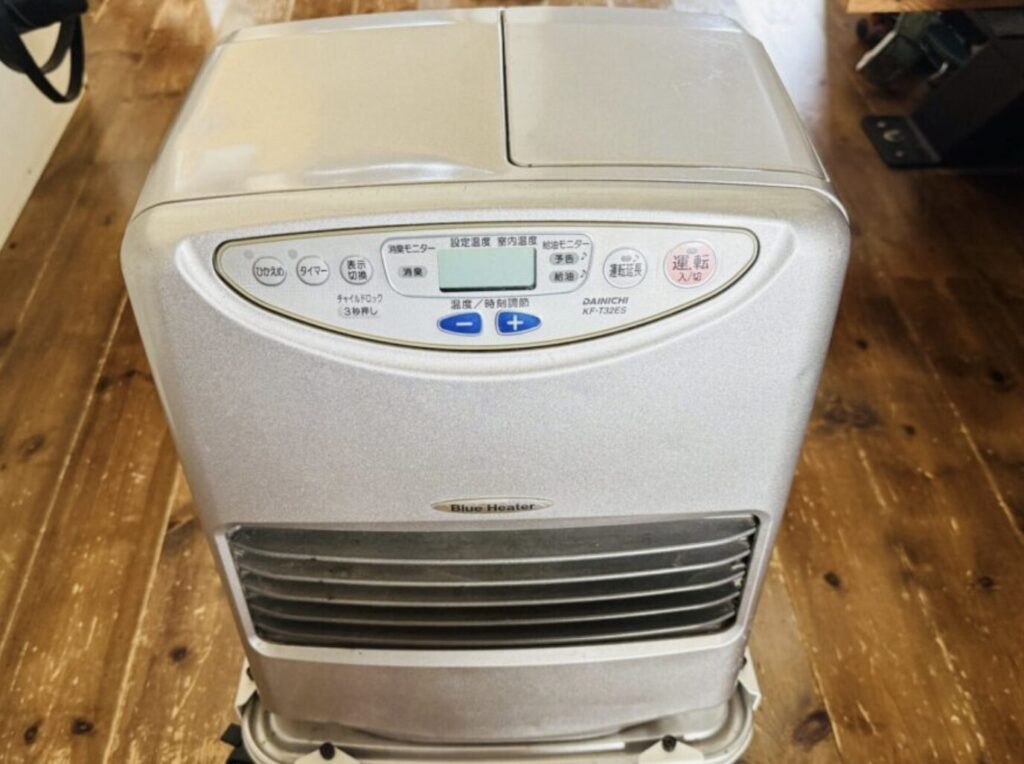 ダイニチ製の石油ファンヒーターの全体を写した画像。設定温度・室内温度の表示欄や給油モニター、温度調節ボタンが確認できる状態を写した様子。