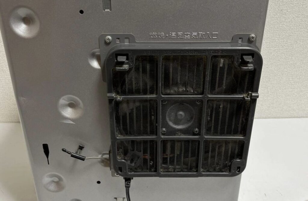 ダイニチ製の石油ファンヒーターの後ろ側をうつした様子。