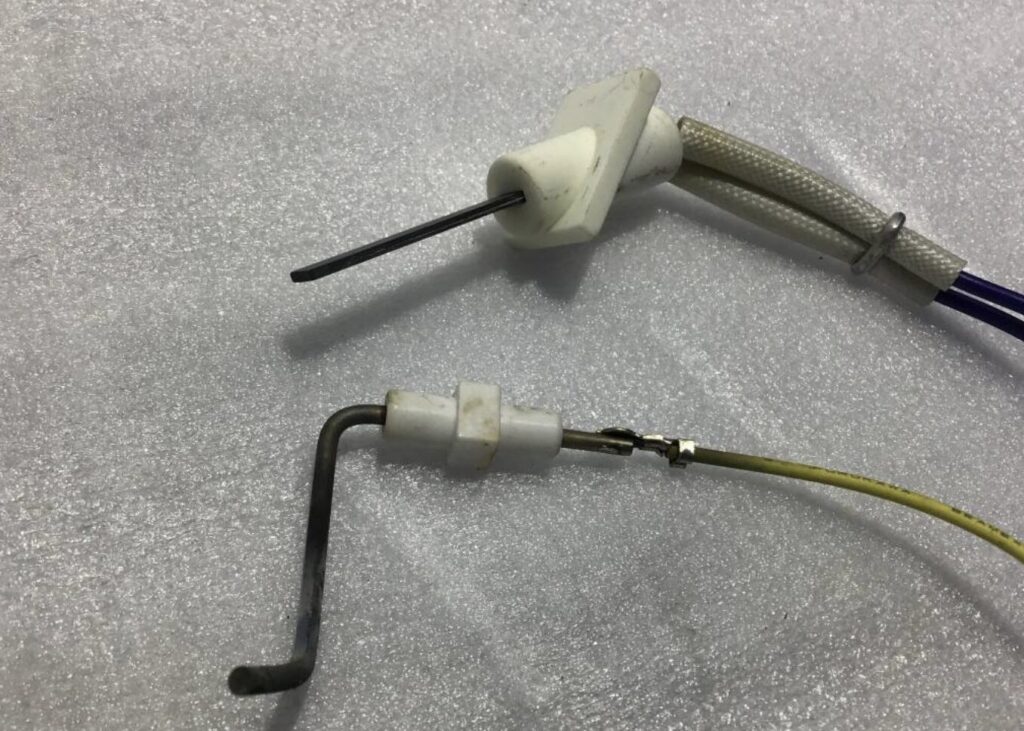 ダイニチ製石油ファンヒーターのフレームロッドと点火プラグの様子