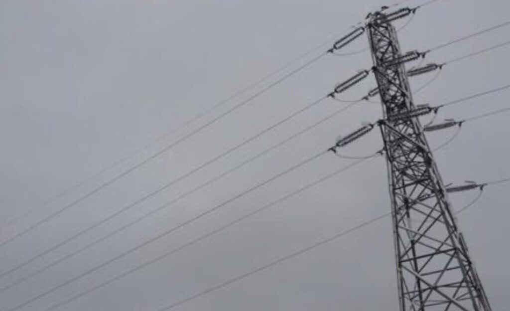 曇っている様子の中に立っている電線の様子